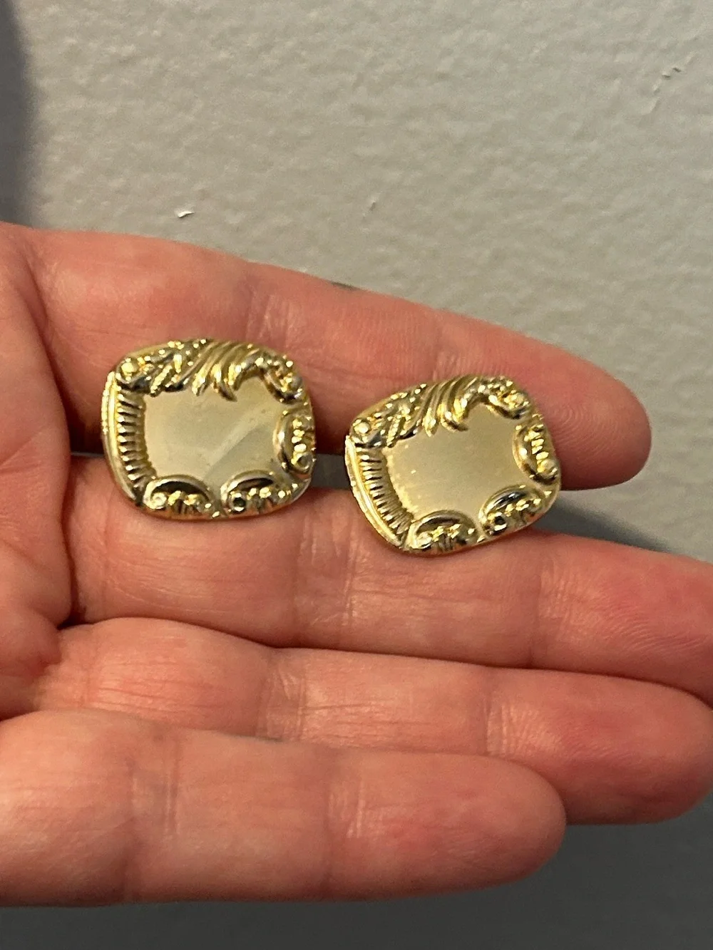 Scroll design cufflinks